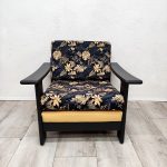 Kuldsete lehtedega must tugitool